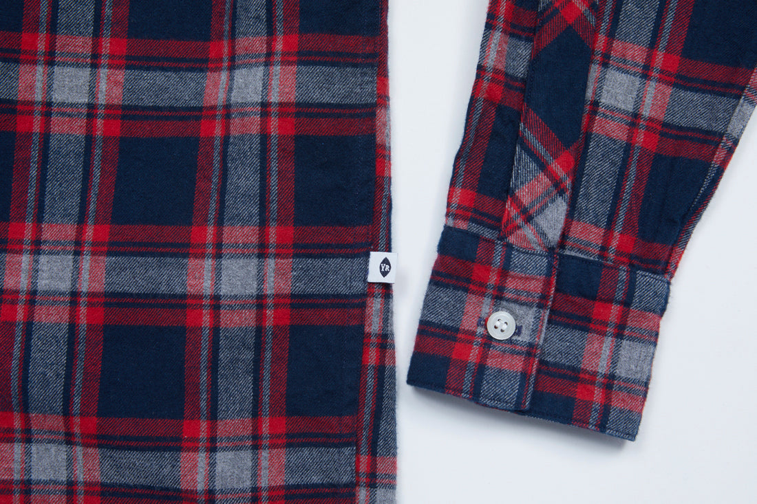 Convertible Collar Button-down in Plaid Flannel (Navy x Red)