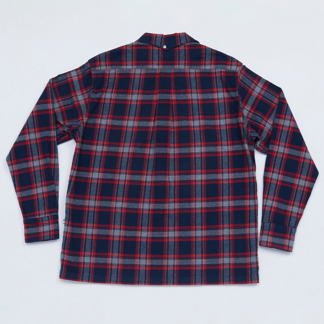 Convertible Collar Button-down in Plaid Flannel (Navy x Red)