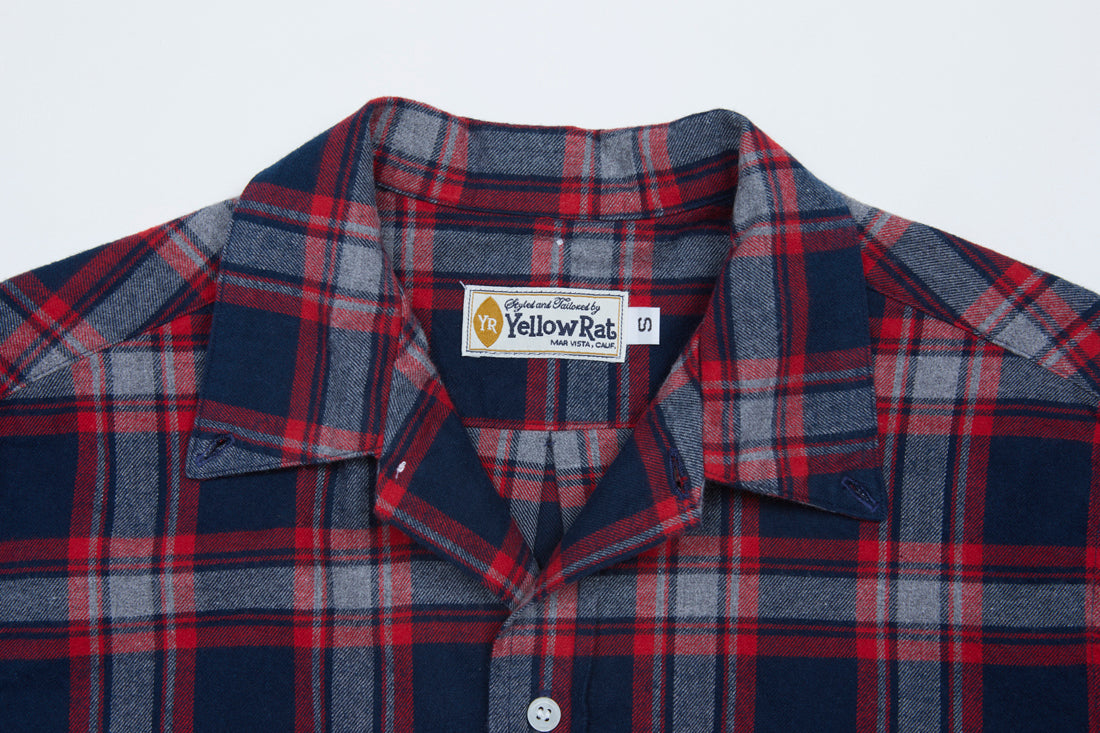 Convertible Collar Button-down in Plaid Flannel (Navy x Red)